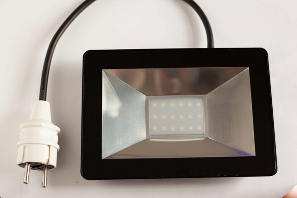 Led Projektör Nedir? Led Projektör Nasıl Bağlanır?